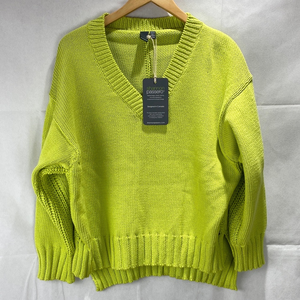 New Women's Chartreuse Green Sweater 💯 Cotton V Neck Pullover One Size NWT
